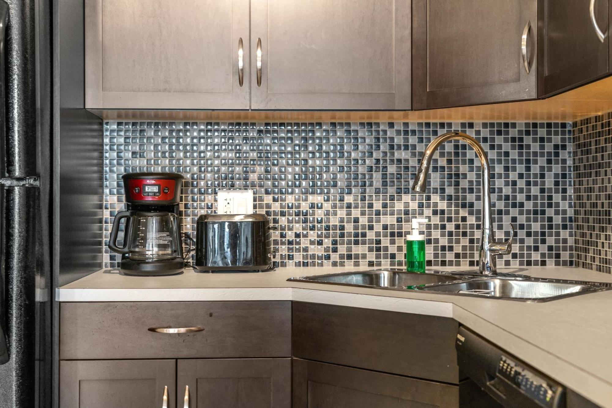 City Centre Retreat - 1Br Condo With Desk YYC Eksteriør billede